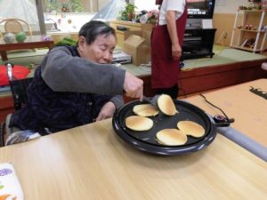 生地を上手にひっくり返しています